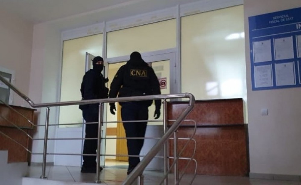 Ultima Oră // Un inspector fiscal a fost reținut de CNA după ce ar fi cerut de la un antreprenor din Călăraşi 50 000 de lei